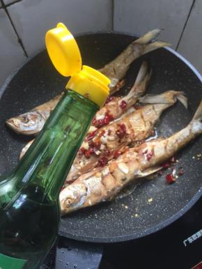 放入蒜瓣，干辣椒，花椒爆出香味儿来。（有生姜放点生姜更好，我家刚好生姜没有了，就没有放。）