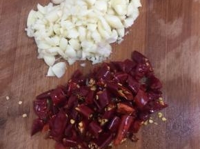 蒜瓣剥皮剁碎，干辣椒洗干净切成段备用。