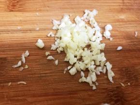 大蒜切成末