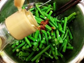 加入辣椒油和花椒油