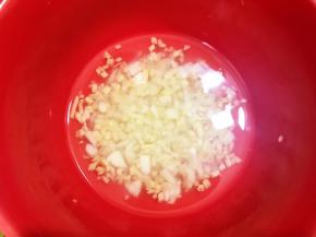 加入少许纯净水调匀备用