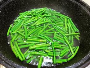 喜欢吃软一点的多焯一下，喜欢脆的也要焯断生哦