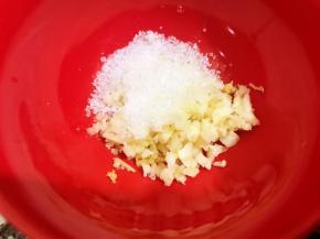 碗里加入姜蒜末，盐和白糖