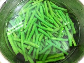 焯好后捞出过一下凉水