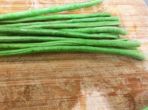豆角淘洗干净，掐头去尾不要