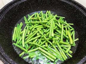 倒入豆角焯熟