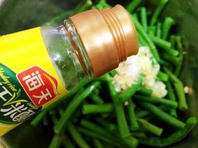 加入白醋和鸡粉