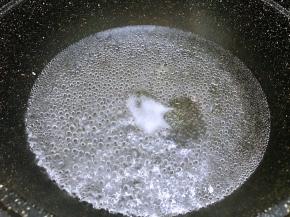 锅里烧水，水滚后加入1勺盐和几滴食用油