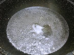 锅里烧水，水滚后加入1勺盐和几滴食用油