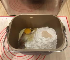把所有材料都投进面包机桶内
