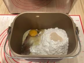 把所有材料都投进面包机桶内