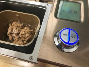 启动和面功能，调至22分钟，揉至面团光滑即可拿出