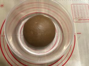 滚圆放进料理盆中盖上保鲜膜发酵