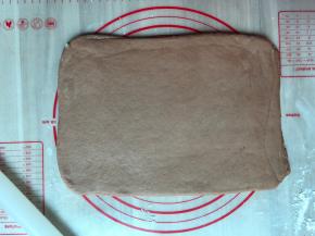 把面团擀成长方形