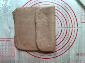 对折起来，再次擀成长方形