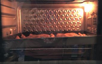 送进预热的的烤箱，上下火170度18分钟