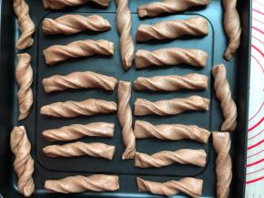 两头拿起拧一下，然后码在烤盘上，再次发酵至1倍大