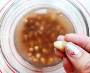 还有一些花生没脱皮的，这时拿起来轻轻一搓皮就脱出来了