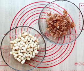 很快就把花生的皮都去干净了