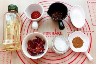 把冷冰好的花生米拿出来，码在烤盘上，送进不用预热的烤箱中上下火150度30分钟