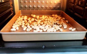 把干辣椒和花椒用水泡10分钟，再把水沥干，泡洗的用途是避免炒的时候会炒焦