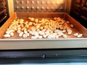 把干辣椒和花椒用水泡10分钟，再把水沥干，泡洗的用途是避免炒的时候会炒焦