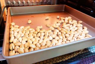 烤好的花生米呈金黄色就可以了，这时就是酥脆的口感了，如果不确定脆不脆，可以拿一个放凉试试