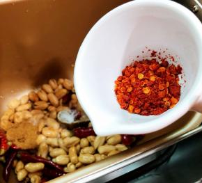 最后是辣椒面，再搅拌至均匀即可，大概也是3分钟