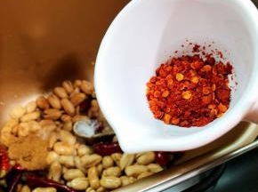 最后是辣椒面，再搅拌至均匀即可，大概也是3分钟