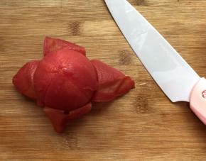 煮好的番就可这样轻松的把皮撕开了