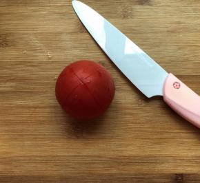 先把要用到的番茄，打个十字刀，如图