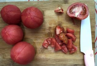 撕开皮之后的番茄切成丁