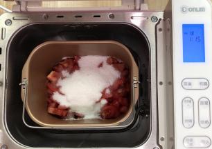 切好丁的番茄码入面包机桶内，开始果酱程序