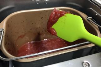 翻炒好的番茄酱，可以挂在刮刀上就可以了