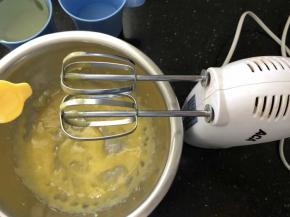 用打蛋器打至乳化状态开始加入一小勺玉米油。