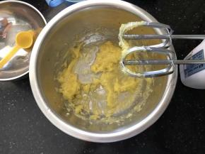 再放入一小勺白醋接着打，这时候蛋黄酱又变稀了。