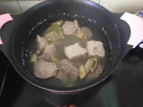 煮熟后捞出沥干水份。