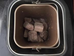 直接倒入面包机，启动搅拌程序。