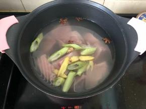 把猪里脊肉切大块，冲洗干净，加入葱段、姜片、八角放到锅里凉水煮出血沫。