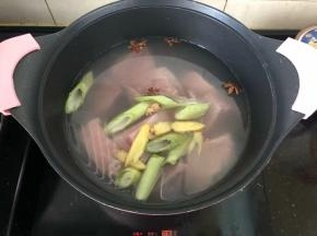 把猪里脊肉切大块，冲洗干净，加入葱段、姜片、八角放到锅里凉水煮出血沫。