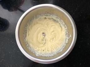 就这样一勺白醋一勺玉米油交替着加入，用打蛋器打至粘稠的膏状直到加完全部的材料。