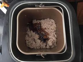 倒入面包机中。