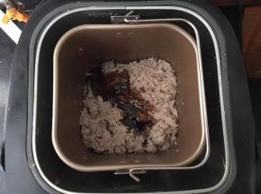 倒入面包机中。