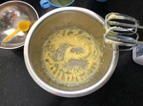 然后再加入一小勺玉米油打至粘稠。