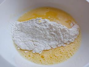 最后筛入低筋面粉。