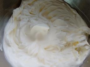 淡奶油加白砂糖20克，打发至有纹路就可以。