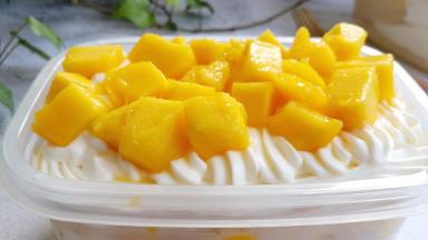 新鲜的芒果，加上奶油，追剧来一盒最好不过了。