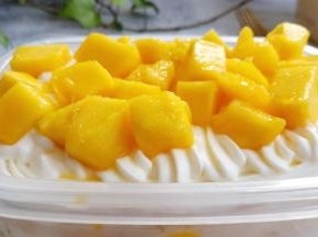 新鲜的芒果，加上奶油，追剧来一盒最好不过了。