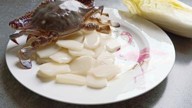 准备好炒年糕的食材。