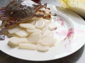 准备好炒年糕的食材。